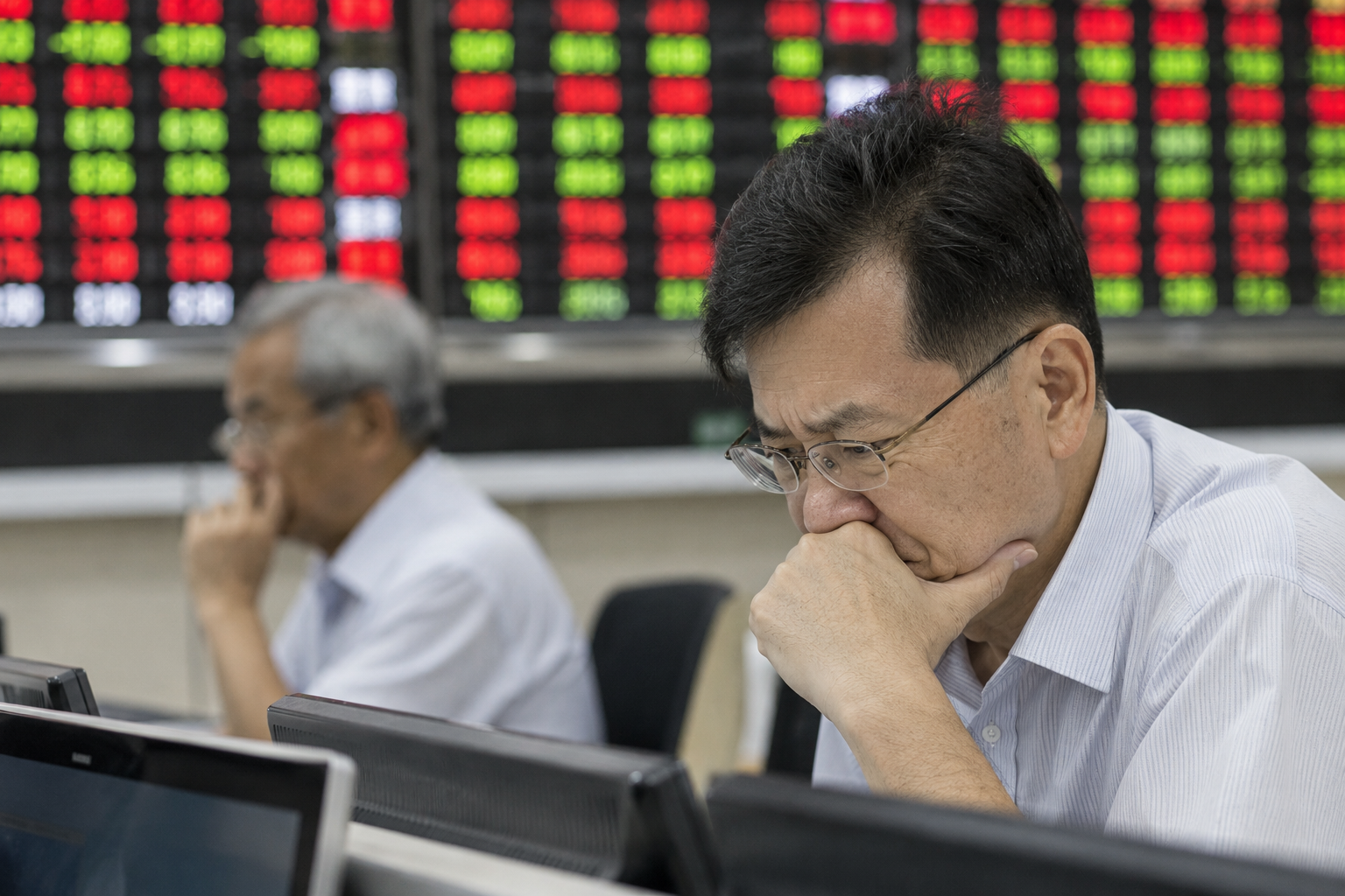 Kospi Index hits key support as Samsung, SK Hynix stocks retreat